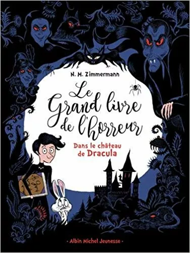 Couverture de Le Grand livre de l'horreur. Un jeune garçon tient un grand livre. Il est accompagné d'un lapin. Le fond représente un manoir inquiétant et une ribambelle de monstres.