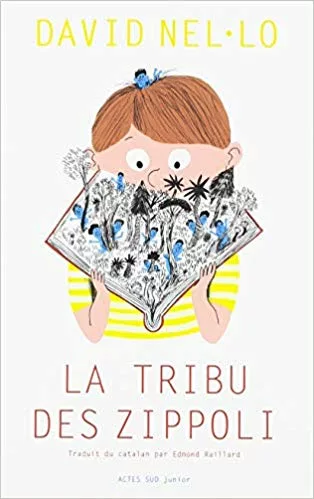 Couverture de La tribu des Zippoli. Un garçon tient un livre ouvert dans lequel vivent un tas de petits personnages.